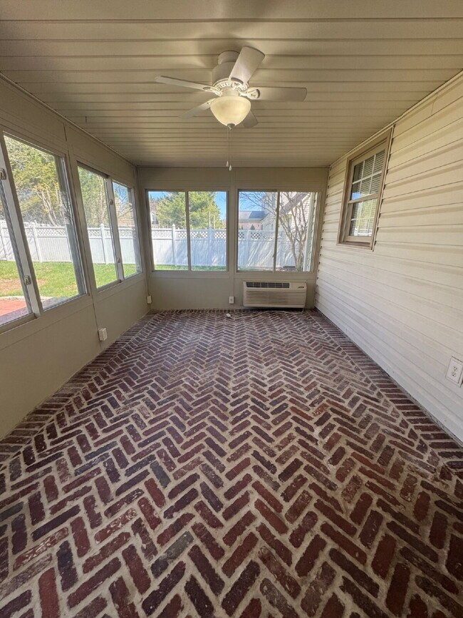 Building Photo - "Charming 3-Bedroom Retreat with Fireplace & Hardwood Floors in Fletcher, NC"