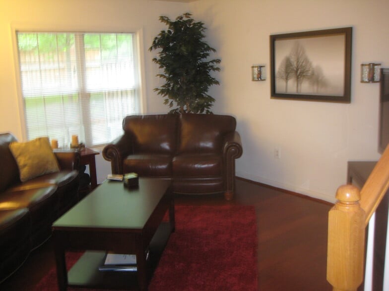 Building Photo - 417 Clayton Ln