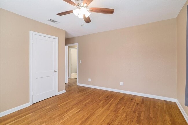 Building Photo - 305 Sunset Dr