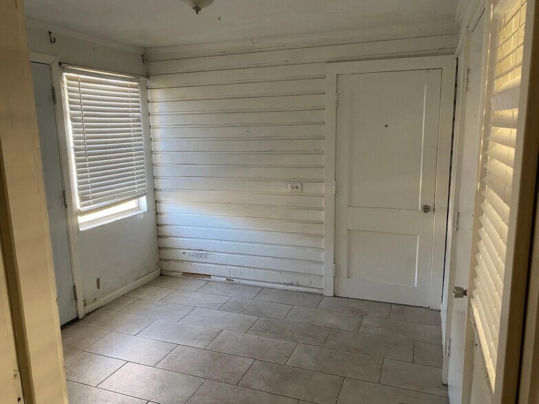 Building Photo - Room in House on Glengariff Dr
