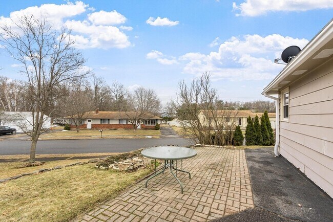 Building Photo - 45 Kinglet Dr