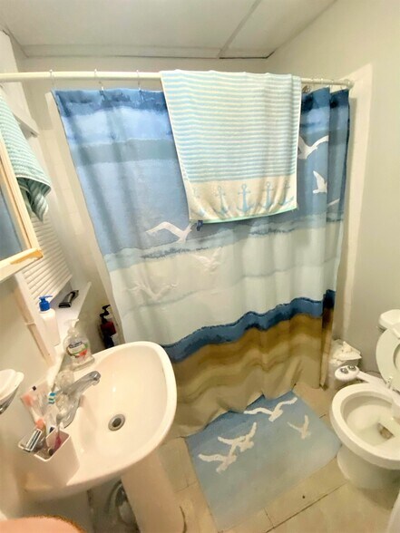 Building Photo - 447 Park Dr