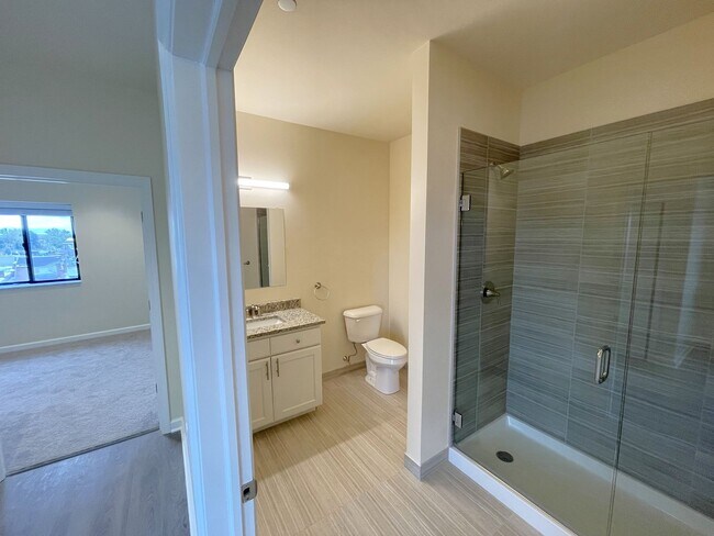 Building Photo - Stylish 1-Bed • 819 Sq. Ft. • Free Interne...