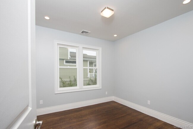 Building Photo - 535 E Walnut St