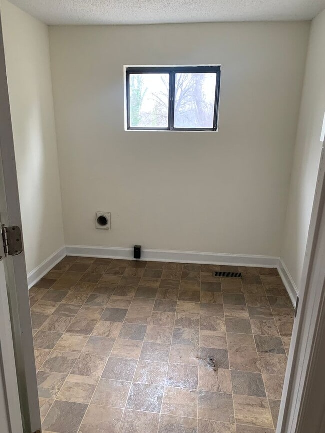 Building Photo - Charming Two Bedroom Home in Enderly Park!