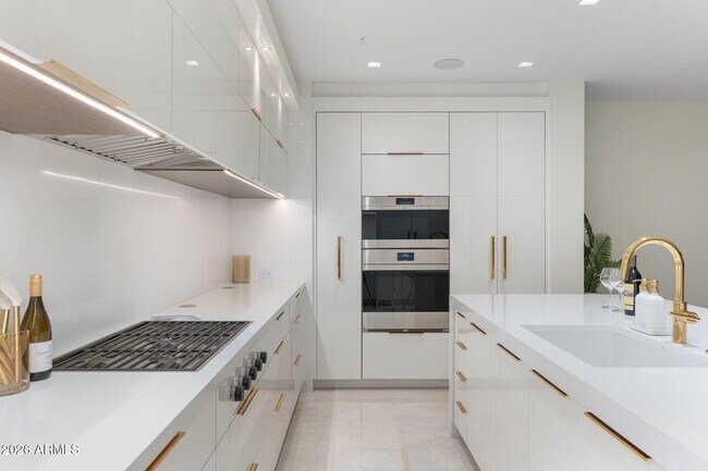 Building Photo - 6587 N Palmeraie Blvd