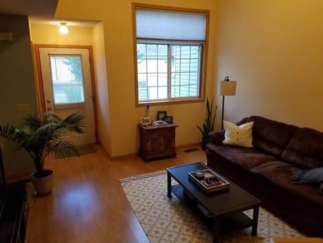 Building Photo - 2 Bed + Loft/1.5 Bath Townhouse- Great Location! Available June 1