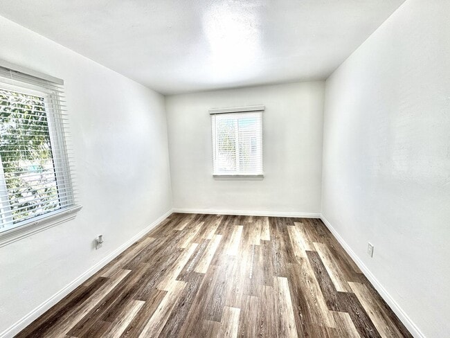 Building Photo - Light, bright, & SPACIOUS - 1 Bed/1 Bath T...