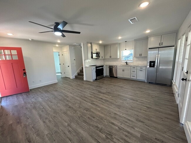 Building Photo - $150 AMAZON GIFT CARD WITH SIGNED LEASE!! - 3B/2B PRE-LEASING FOR AUG 10 MOVE-IN!!