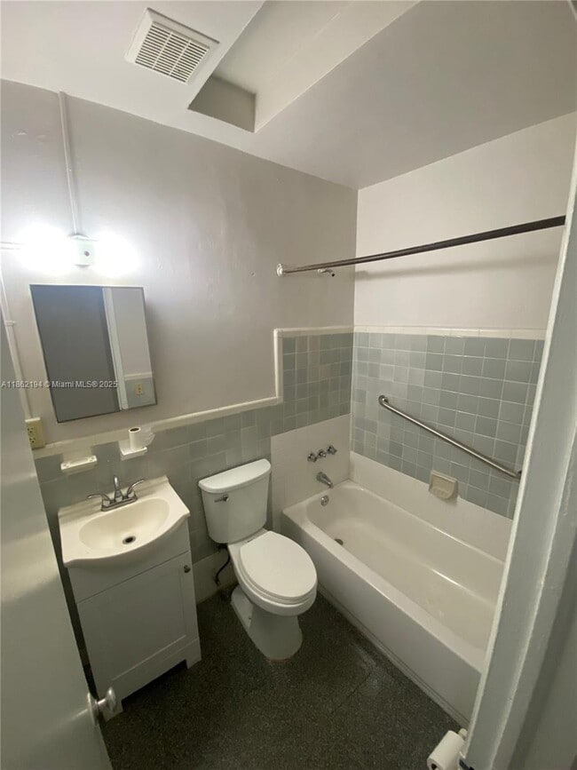 Building Photo - 361 Sharar Ave