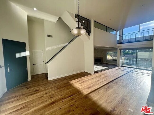 Building Photo - 390 S Sepulveda Blvd