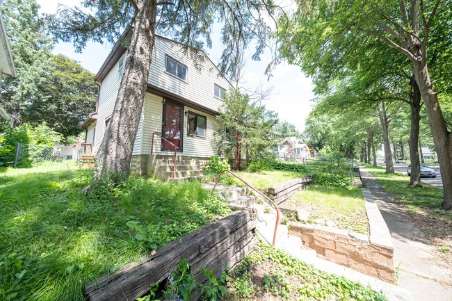 Building Photo - 1969 Hyacinth Ave E