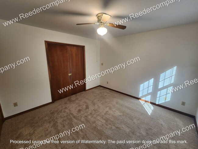 Building Photo - Spacious 3 bedroom 2 bathroom townhouse