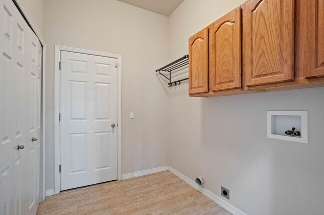 Building Photo - Main Level Living in Pine Creek...Views ar...