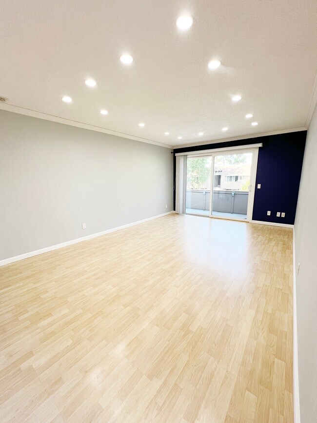 Building Photo - 2452 W Bayshore Rd