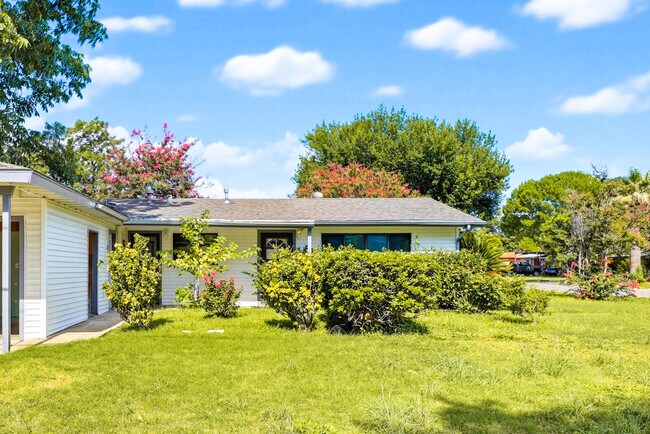 Building Photo - 271 Wayside Dr