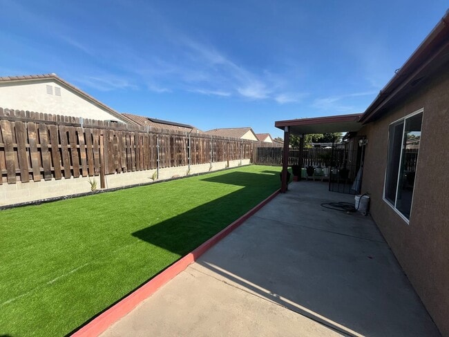 Building Photo - Charming home for rent in Visalia