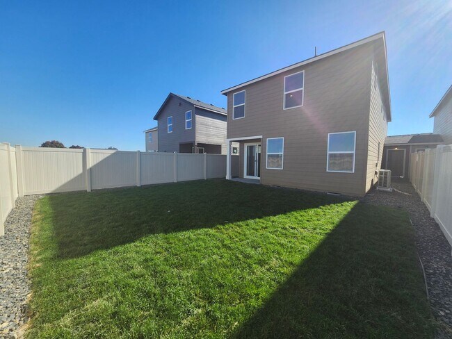 Building Photo - Brand New Construction! 4 bed/2.5 ba Townh...