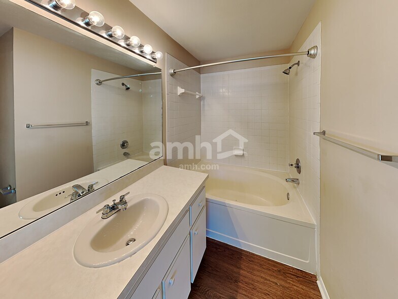 Building Photo - 11320 Clayridge Dr