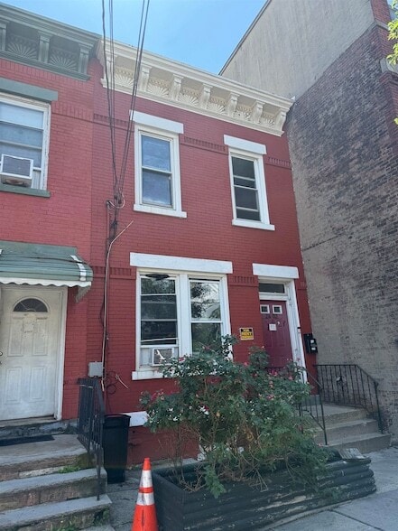 Primary Photo - 2402 West St