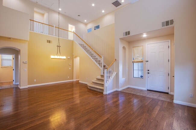 Building Photo - Beautiful 4 bedroom 3 bath plus loft home ...