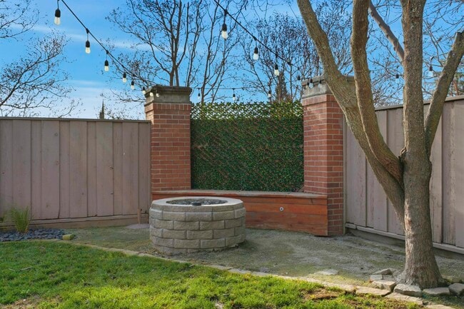 Building Photo - 601 Tamarindo Way