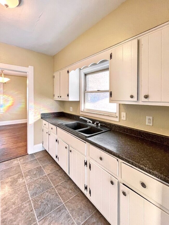 Building Photo - Charming 3-Bedroom Home / Pet-Friendly / V...