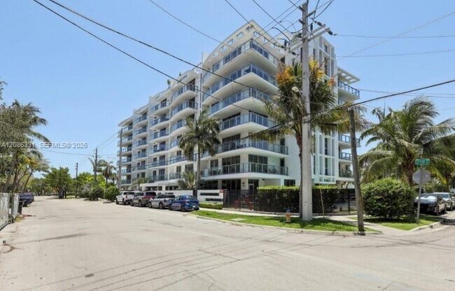Building Photo - 13800 Highland Dr