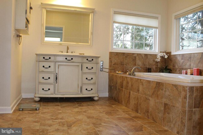 Building Photo - 6901 Winterberry Ln