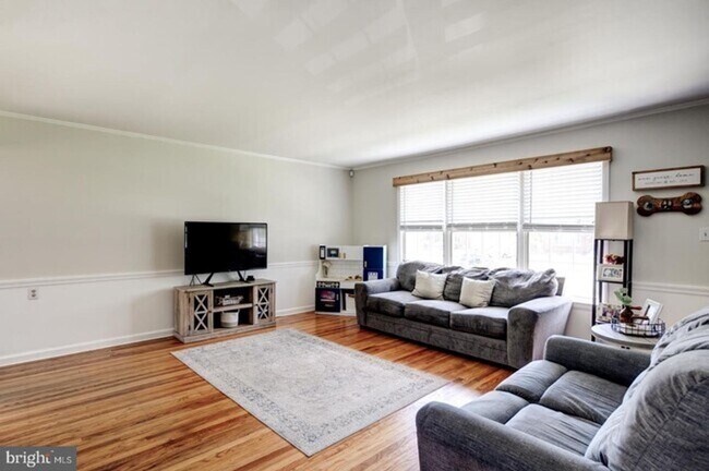 Building Photo - Charming Home in King of Prussia