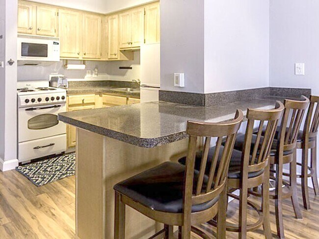 Building Photo - Spacious Studio Apartment with Stunning Vi...