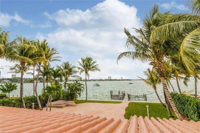 Building Photo - 1700 Bay Dr