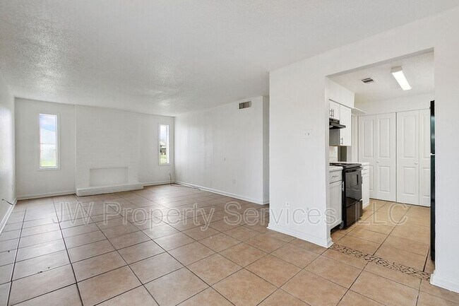 Building Photo - 904 Monterey Ct W