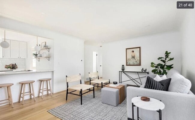 Building Photo - Recently Renovated 2Bd 1Ba Duplex with W/D and Central AC!