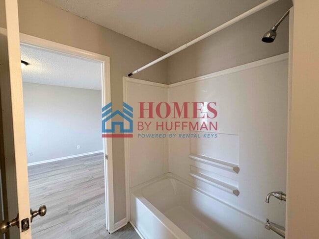 Building Photo - Three Bedroom House | Remodeled & Move in Ready