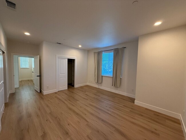 Building Photo - 8461001/85