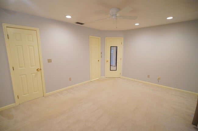 Building Photo - 4424 Stratfordshire Ct