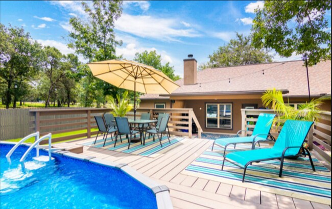 Building Photo - Gorgeous 3 BD/2 BA Home on 2 ACRES in La V...