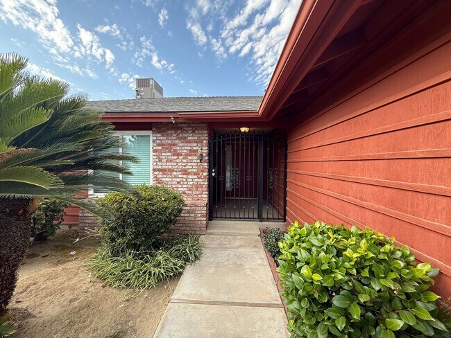 Building Photo - 5801 Baywood St