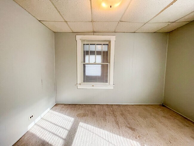 Building Photo - Washer and Dryer Hook Ups