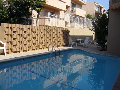 Building Photo - 1541 N Formosa Ave