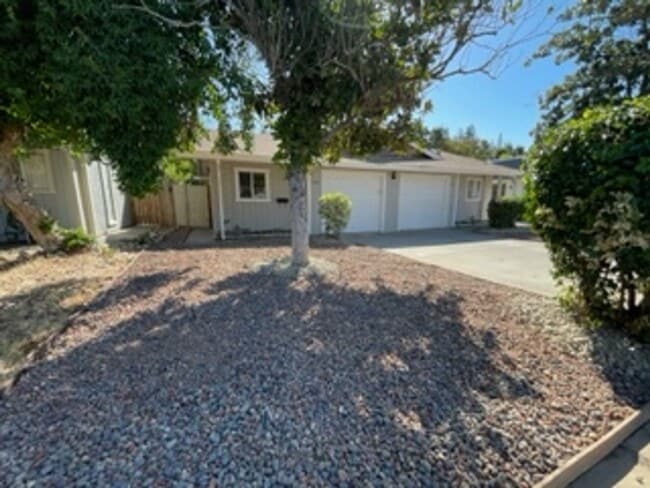 Building Photo - Great 3 Bed 2 Bath Duplex