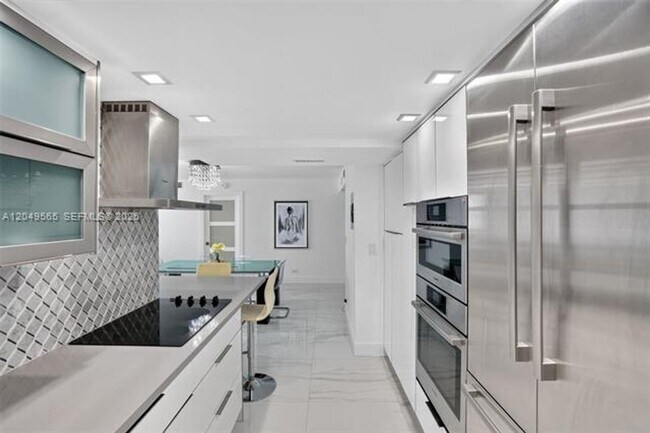 Building Photo - 6039 Collins Ave