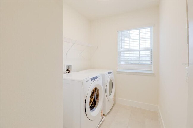 Building Photo - 5212 SW 40th Cir