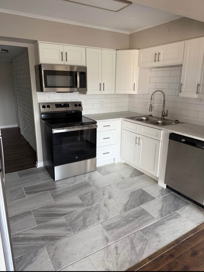 Building Photo - 822 N Fort Thomas Ave