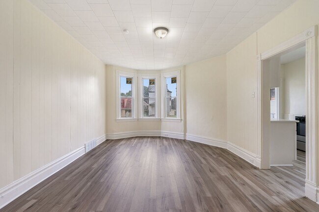 Building Photo - Spacious 4 Bed, 1 Bath Home w/ Bonus Rooms, Off-Street Parking - Available Now in Sheraden!