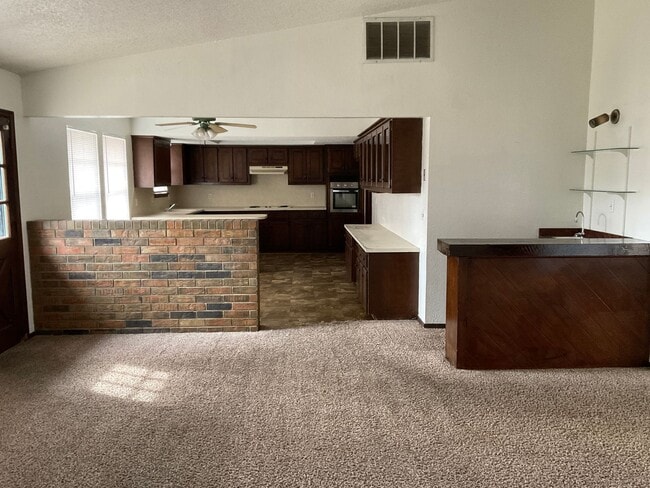 Building Photo - 3 bed, 2 bath, 2 car garage