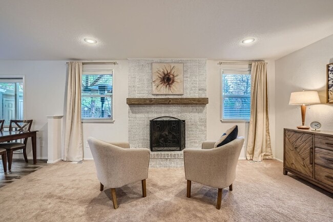 Building Photo - Beautiful 5 BDR Louisville Home/ Private Backyard