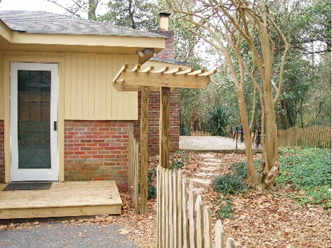 Building Photo - Forest Acres