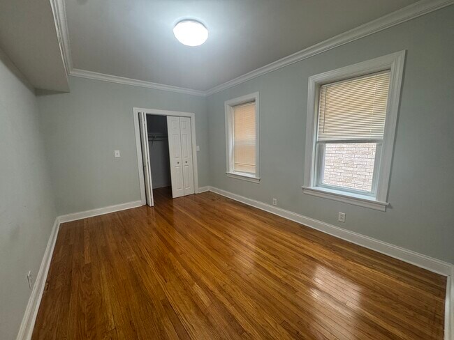 Building Photo - 5405 N Sawyer Ave